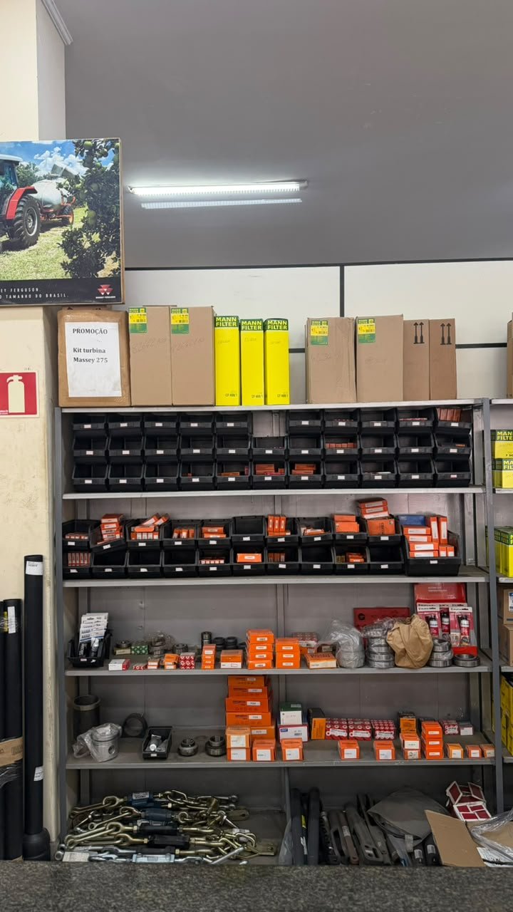 Prateleiras com peças e componentes agrícolas