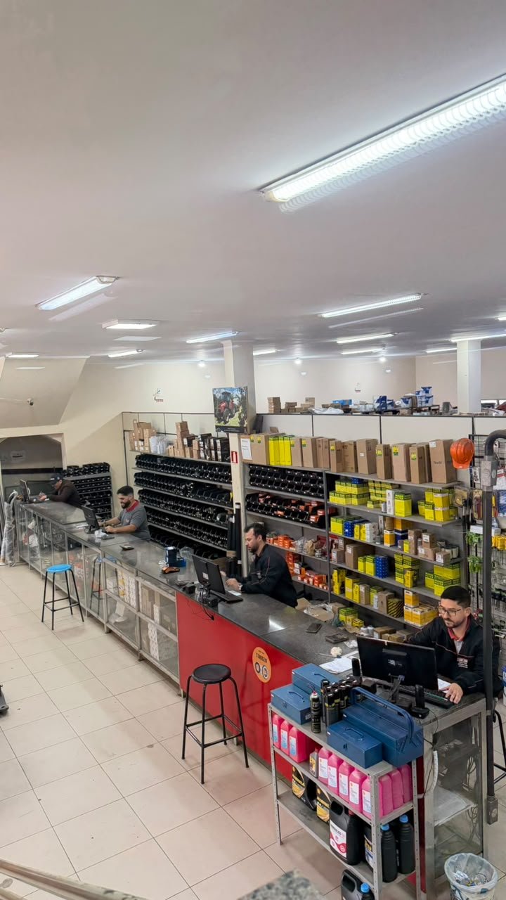 Equipe atendendo no balcão da Tratorcena